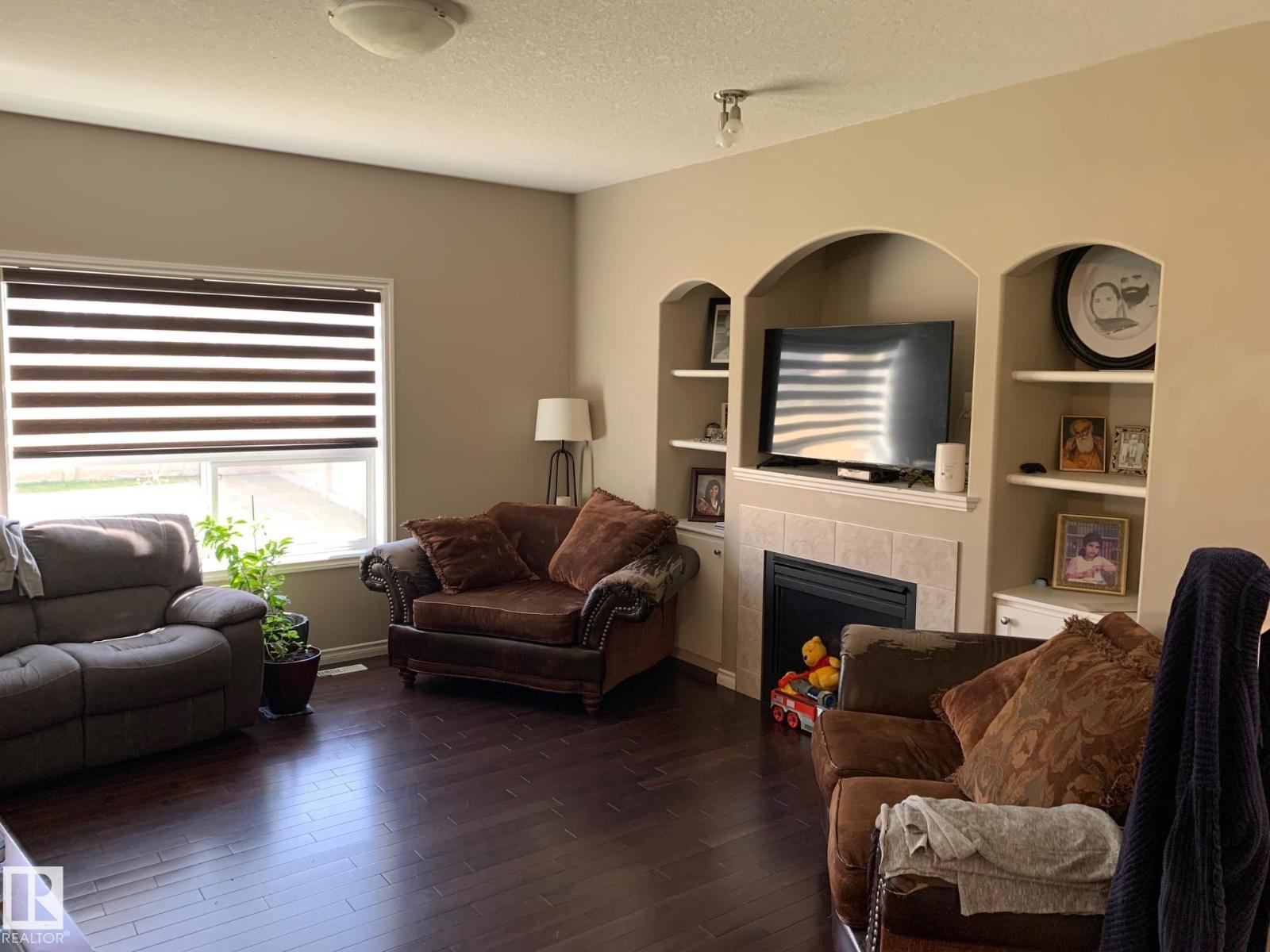Photo 4 of 1741 63 A St Sw, Edmonton AB
