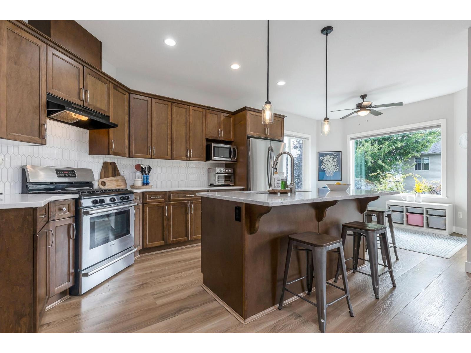 Photo 7 of 27908 Trestle Avenue, Abbotsford BC