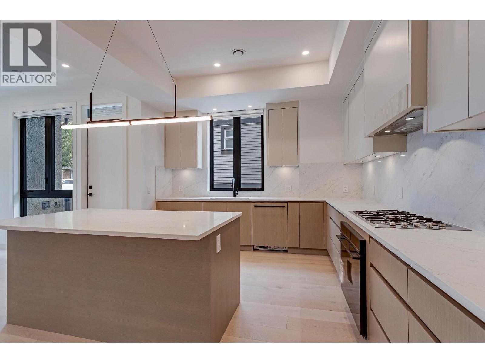 102 1038 DELESTRE AVENUE, Coquitlam