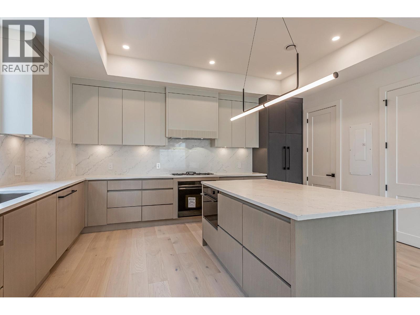 102 1038 DELESTRE AVENUE, Coquitlam