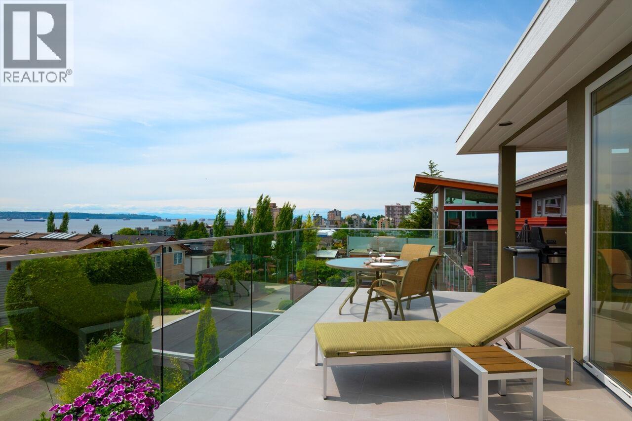 Photo 7 of 1168 Esquimalt Avenue, West Vancouver BC