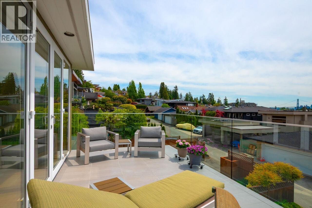 Photo 11 of 1168 Esquimalt Avenue, West Vancouver BC