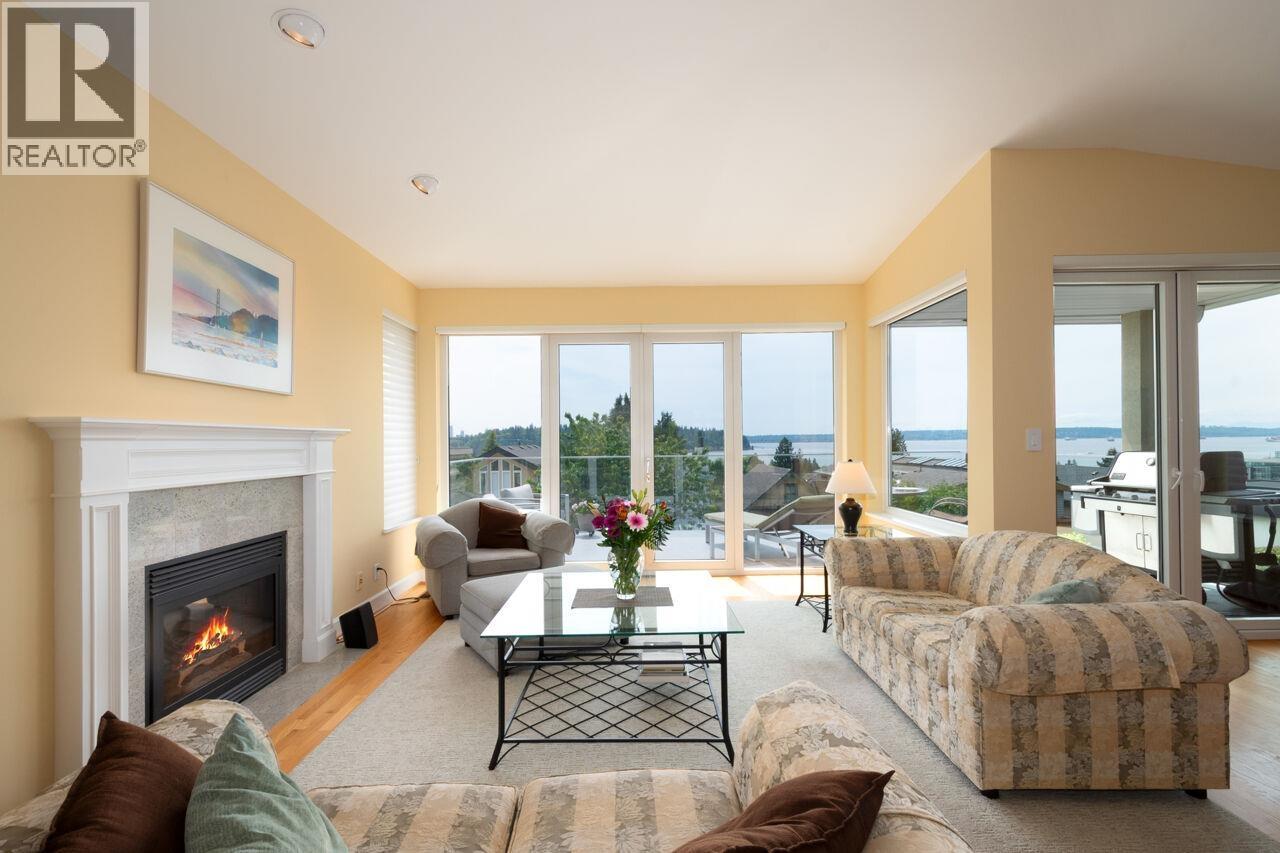 Photo 5 of 1168 Esquimalt Avenue, West Vancouver BC