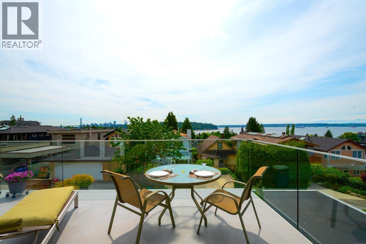 Photo 12 of 1168 Esquimalt Avenue, West Vancouver BC