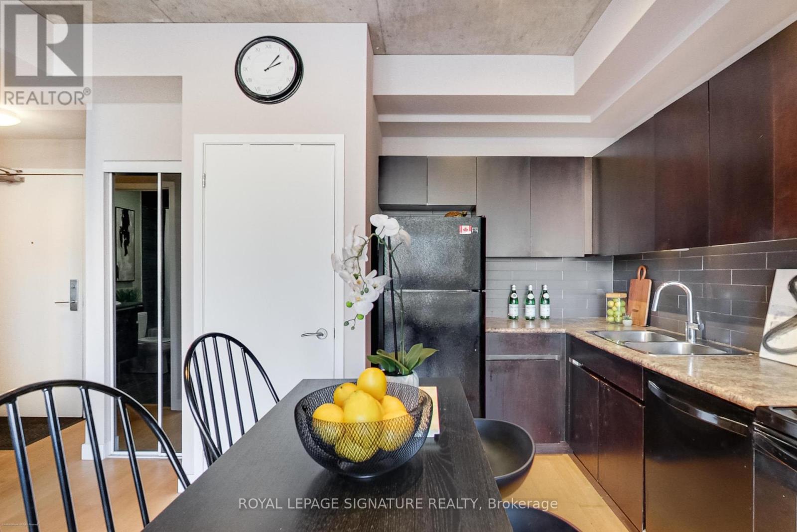 Photo 3 of 711 38 Niagara Street, Toronto ON