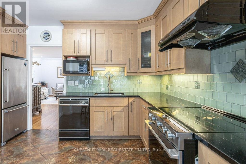 Photo 10 of 250 Broadway Avenue, Toronto ON