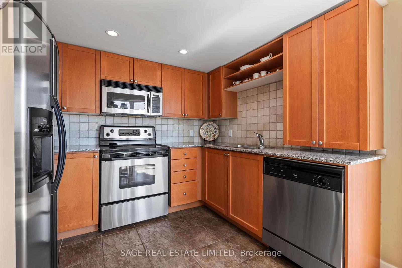 Photo 13 of 3010 8 Park Road, Toronto ON