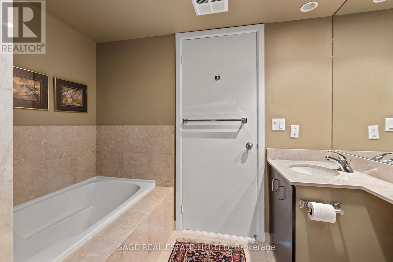 Photo 19 of 3010 8 Park Road, Toronto ON