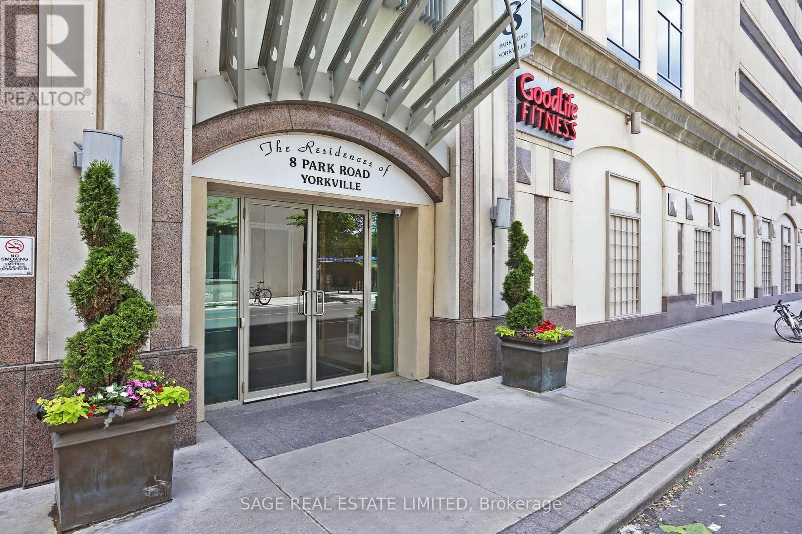 Photo 3 of 3010 8 Park Road, Toronto ON