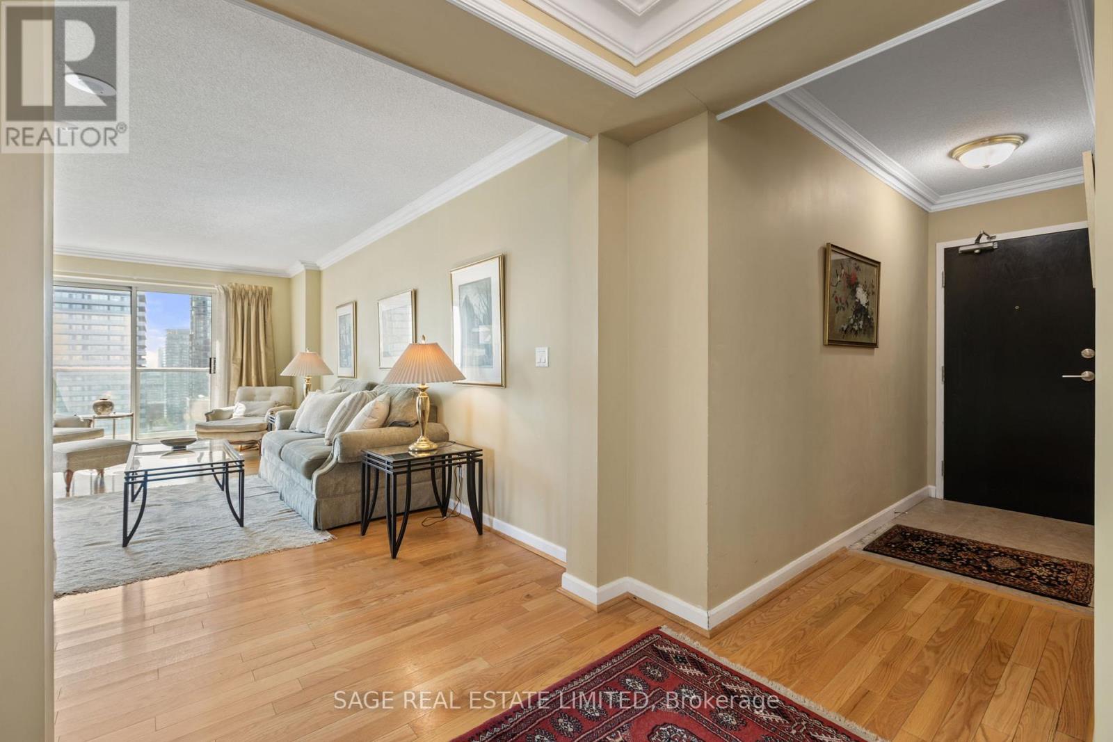 Photo 4 of 3010 8 Park Road, Toronto ON