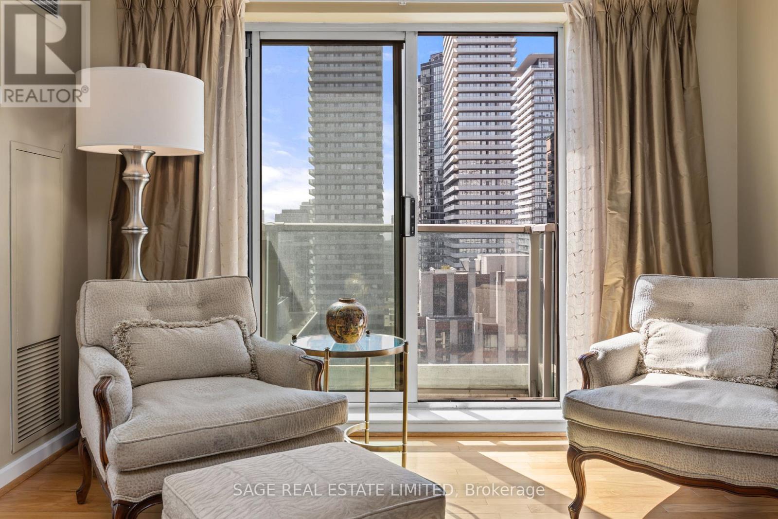 Photo 8 of 3010 8 Park Road, Toronto ON