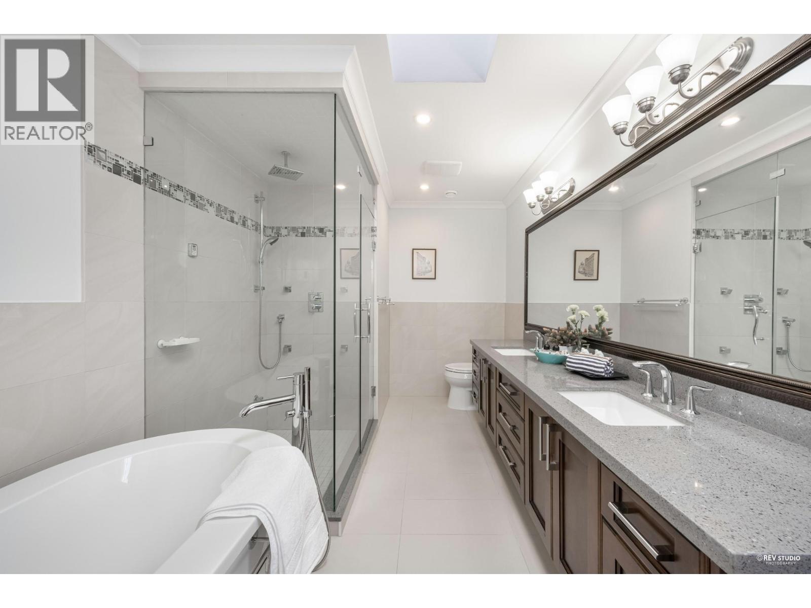 337 E 17TH STREET, North Vancouver