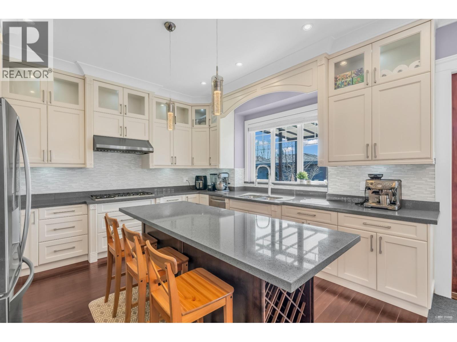 337 E 17TH STREET, North Vancouver