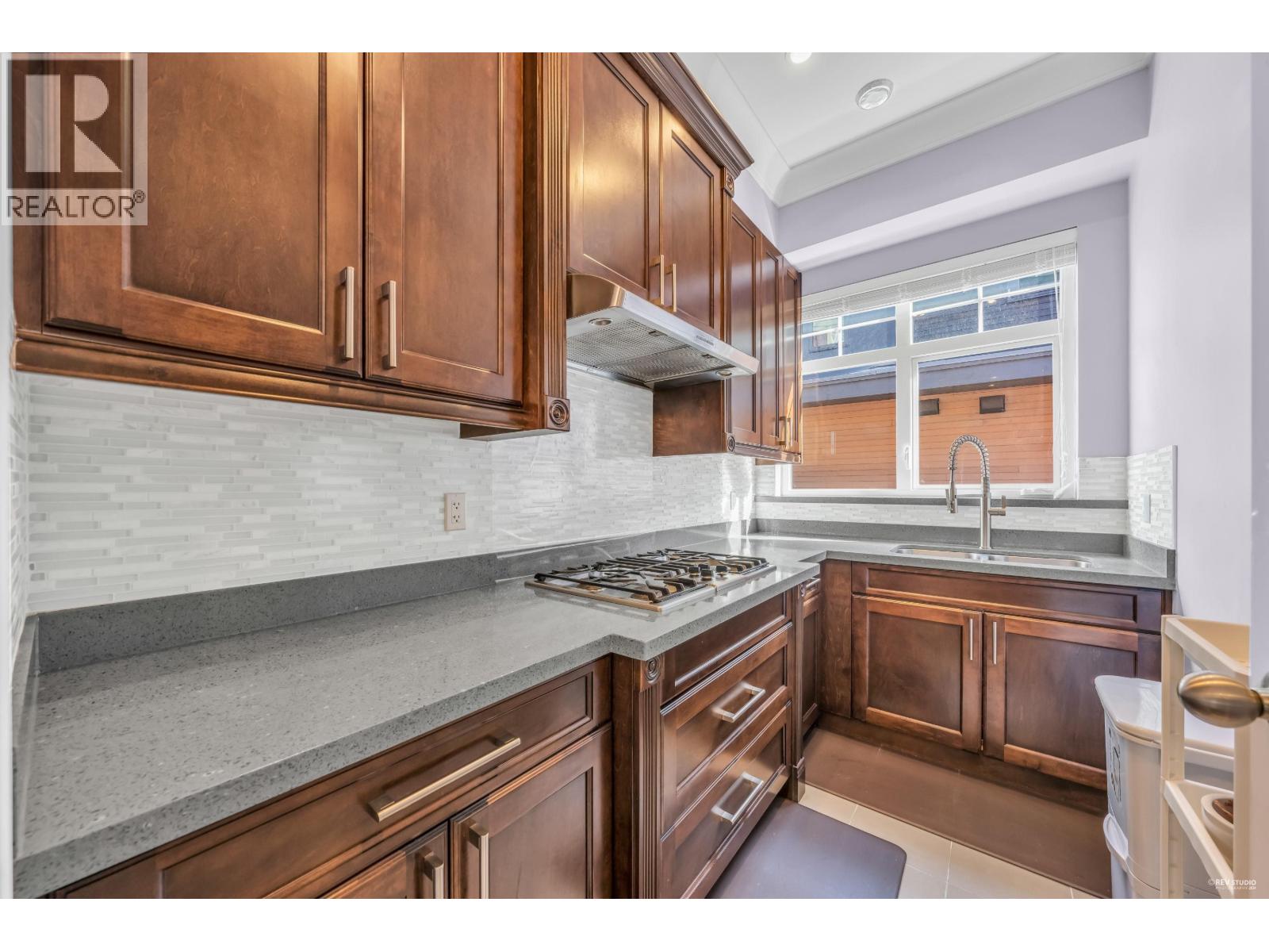 337 E 17TH STREET, North Vancouver