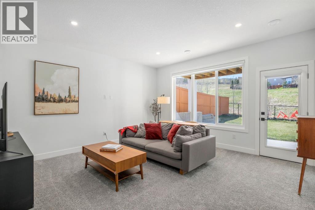 Photo 25 of 116 Sherwood Crescent Nw, Calgary AB