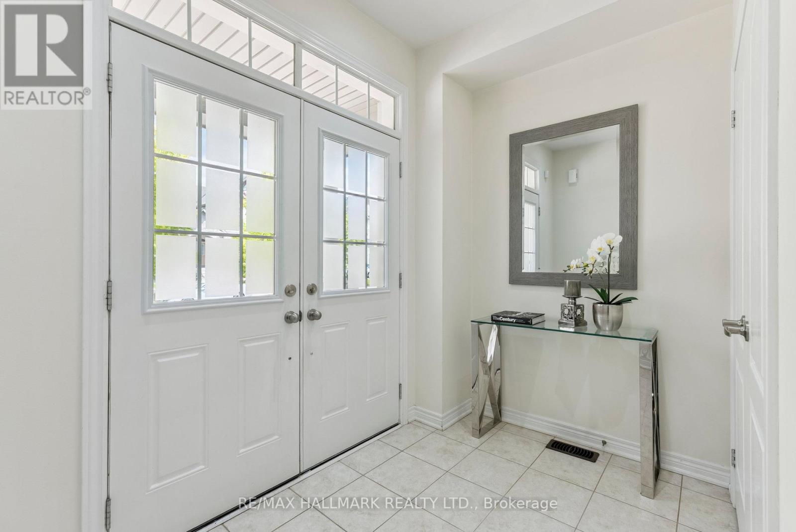 Photo 5 of 73 Lauderdale Drive, Vaughan ON