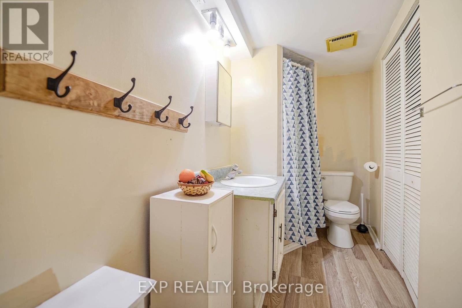 Photo 29 of 76 Salisbury Circle, Brampton ON