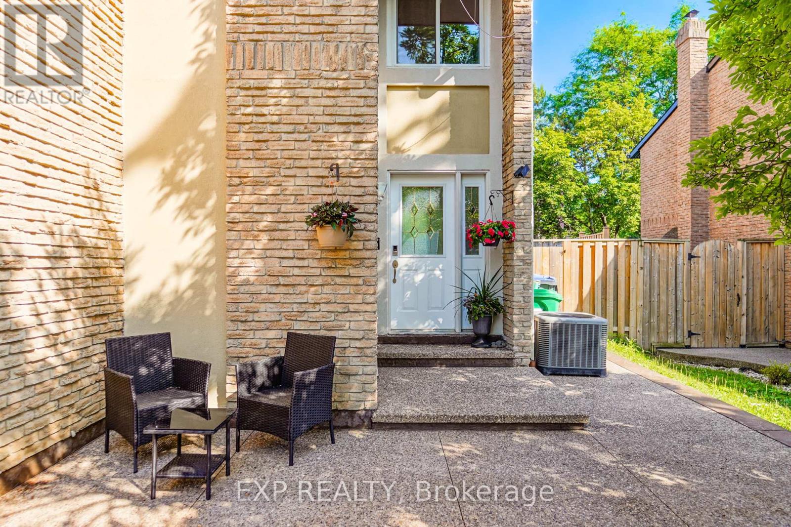 Photo 2 of 76 Salisbury Circle, Brampton ON