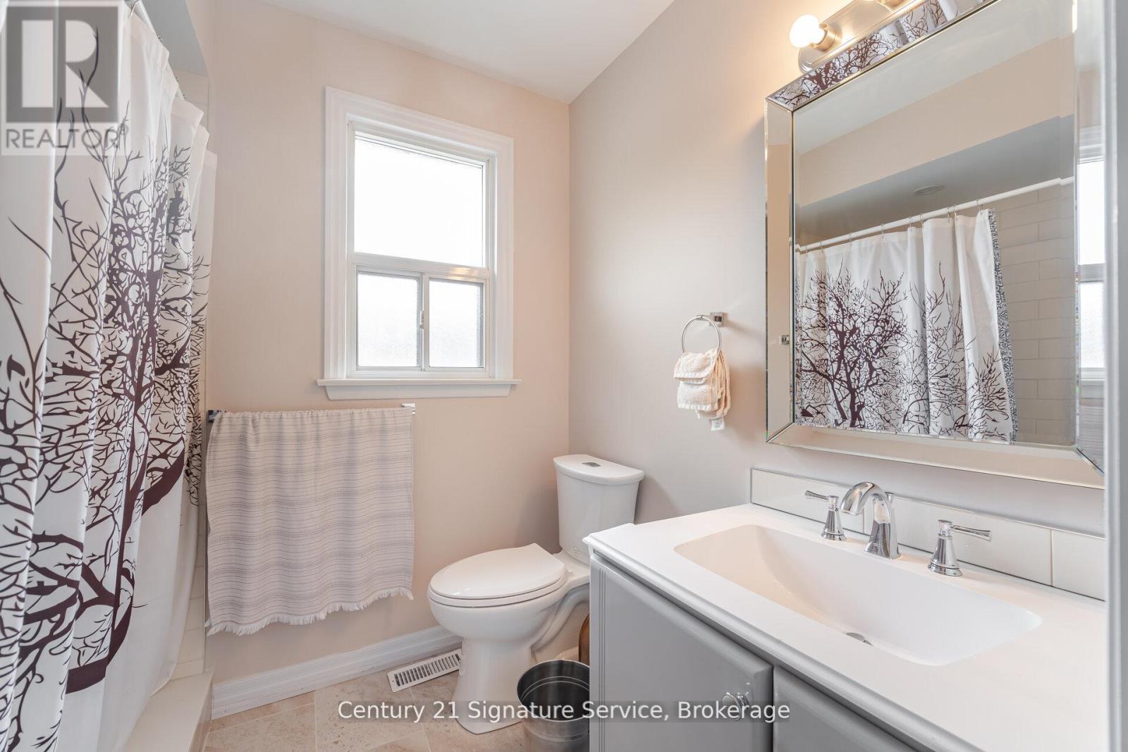 Photo 36 of 512 Selsey Drive, Mississauga ON