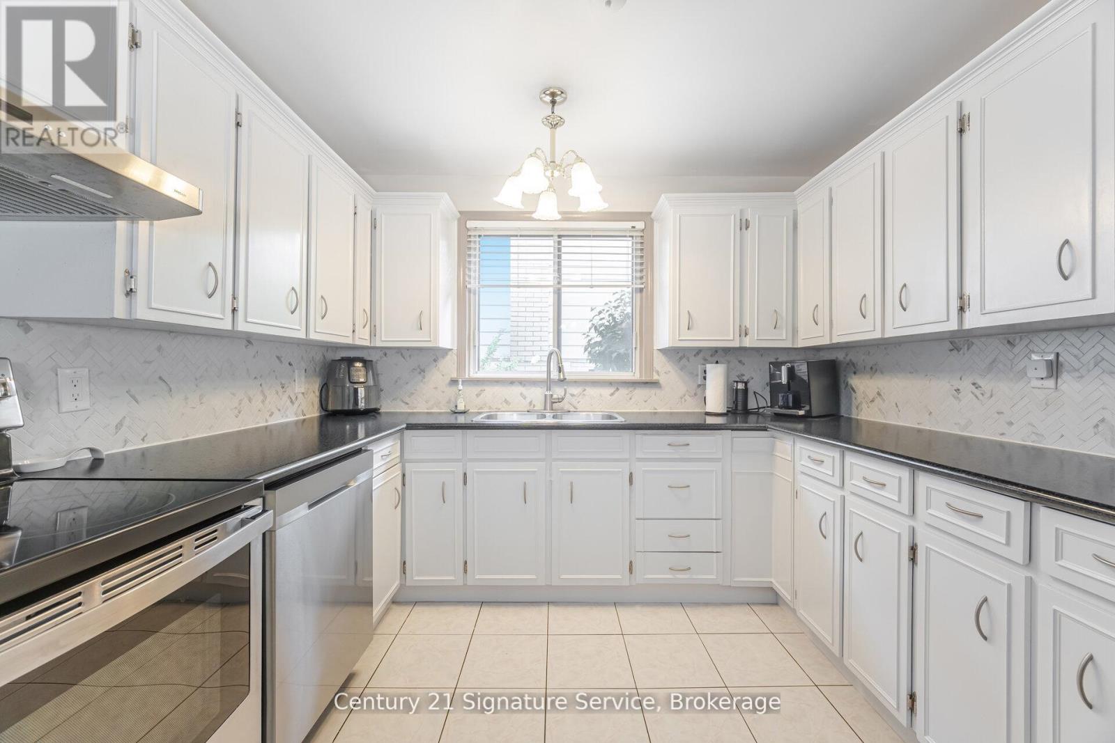 Photo 17 of 512 Selsey Drive, Mississauga ON