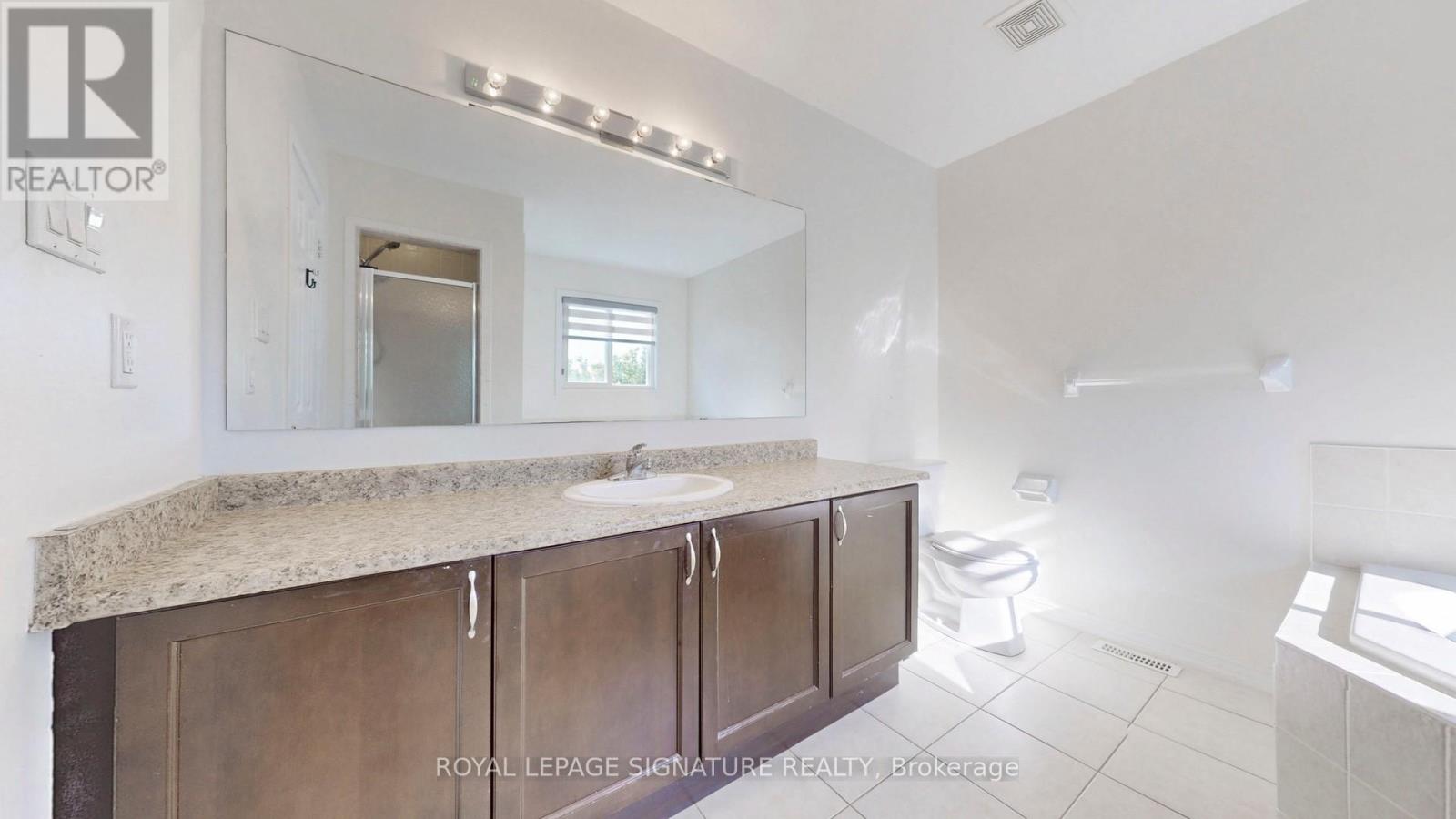 Photo 26 of 138 Sun King Crescent, Barrie ON