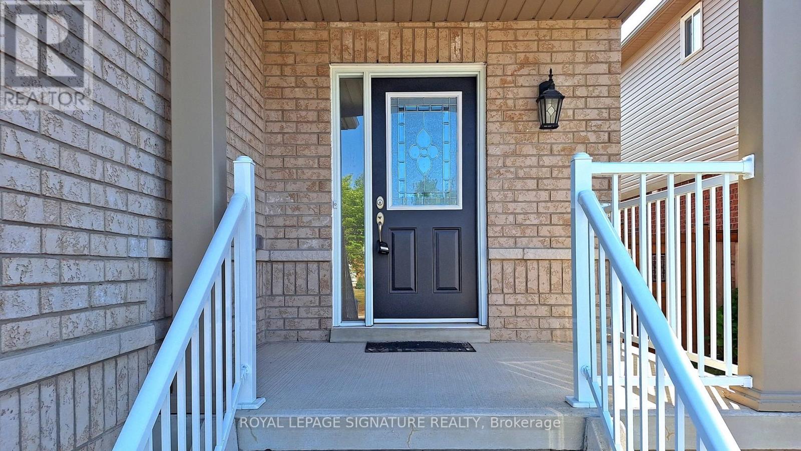 Photo 5 of 138 Sun King Crescent, Barrie ON