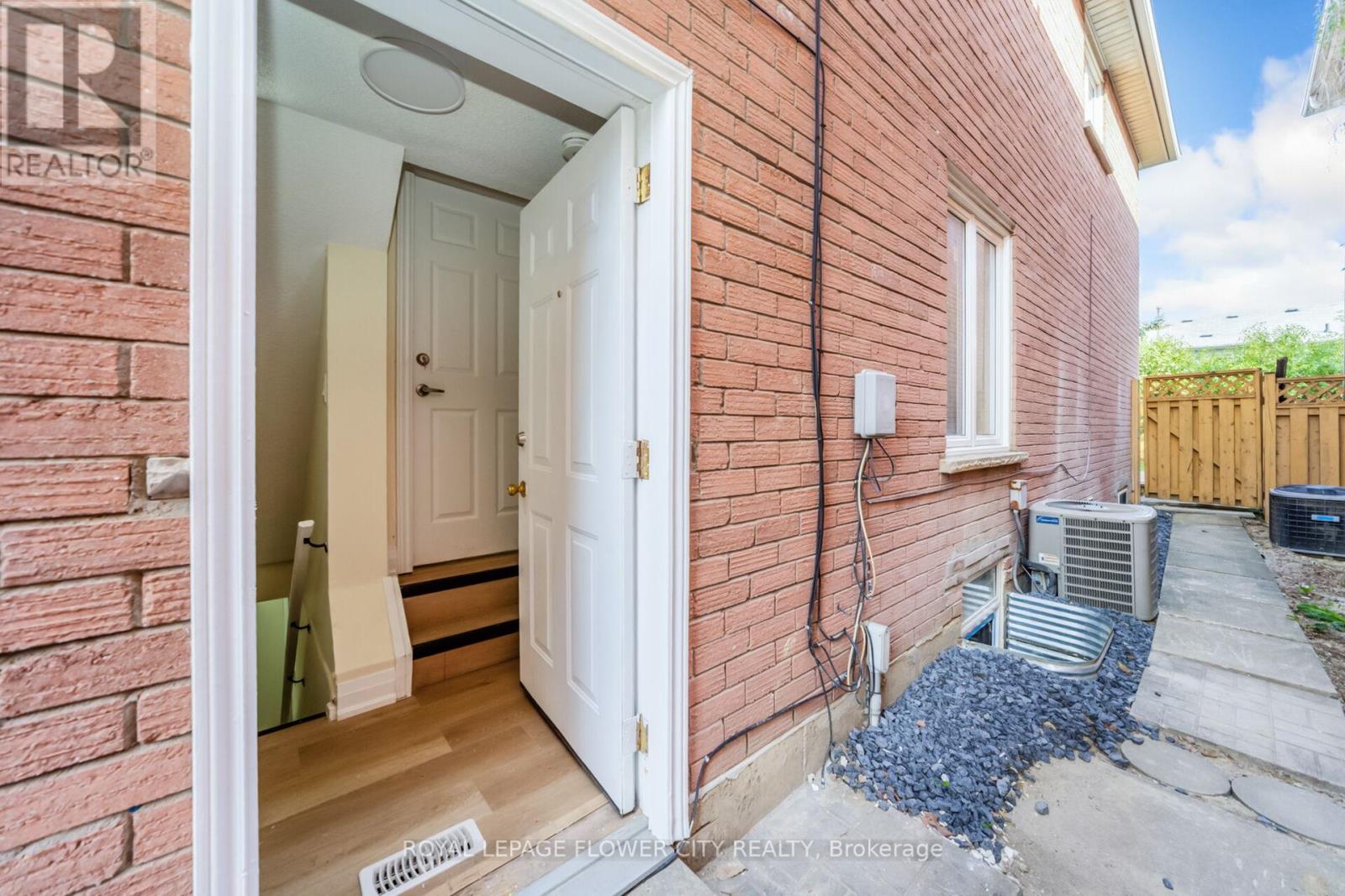 Photo 37 of 4 Natalie Court E, Brampton ON