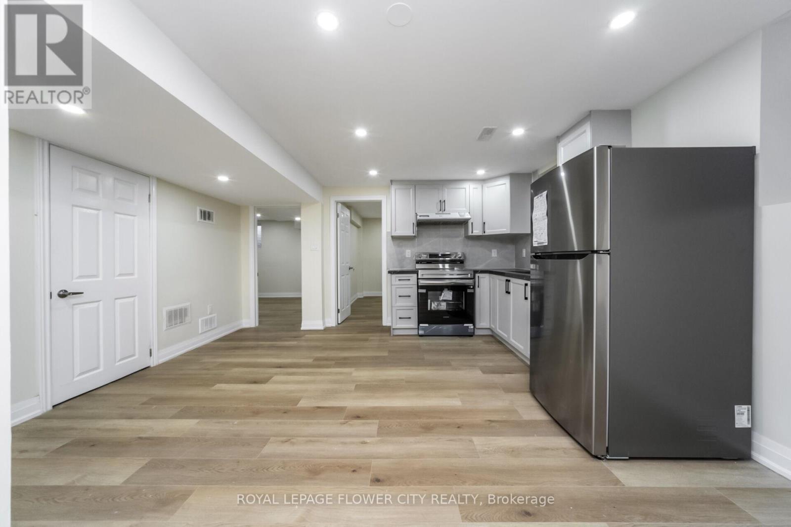 Photo 40 of 4 Natalie Court E, Brampton ON