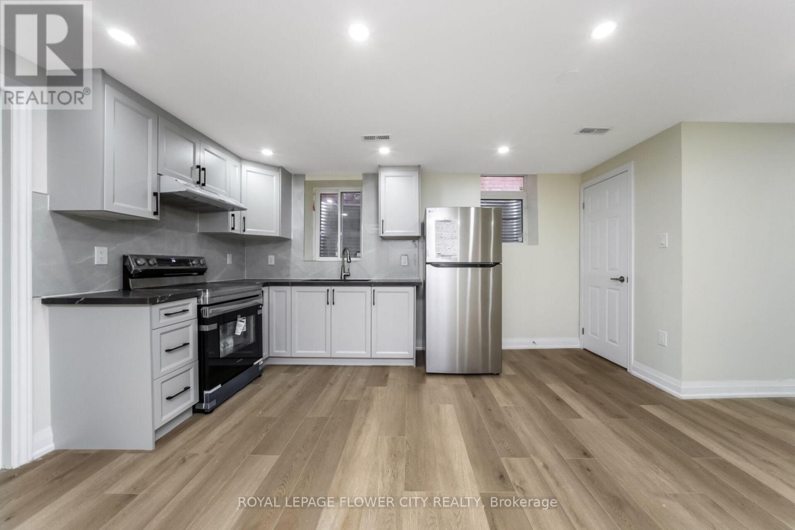 Photo 41 of 4 Natalie Court E, Brampton ON