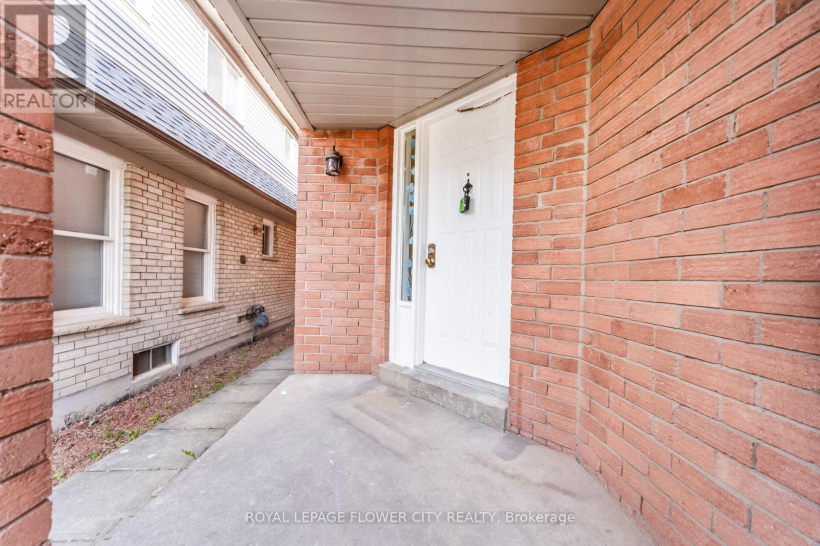 Photo 5 of 4 Natalie Court E, Brampton ON
