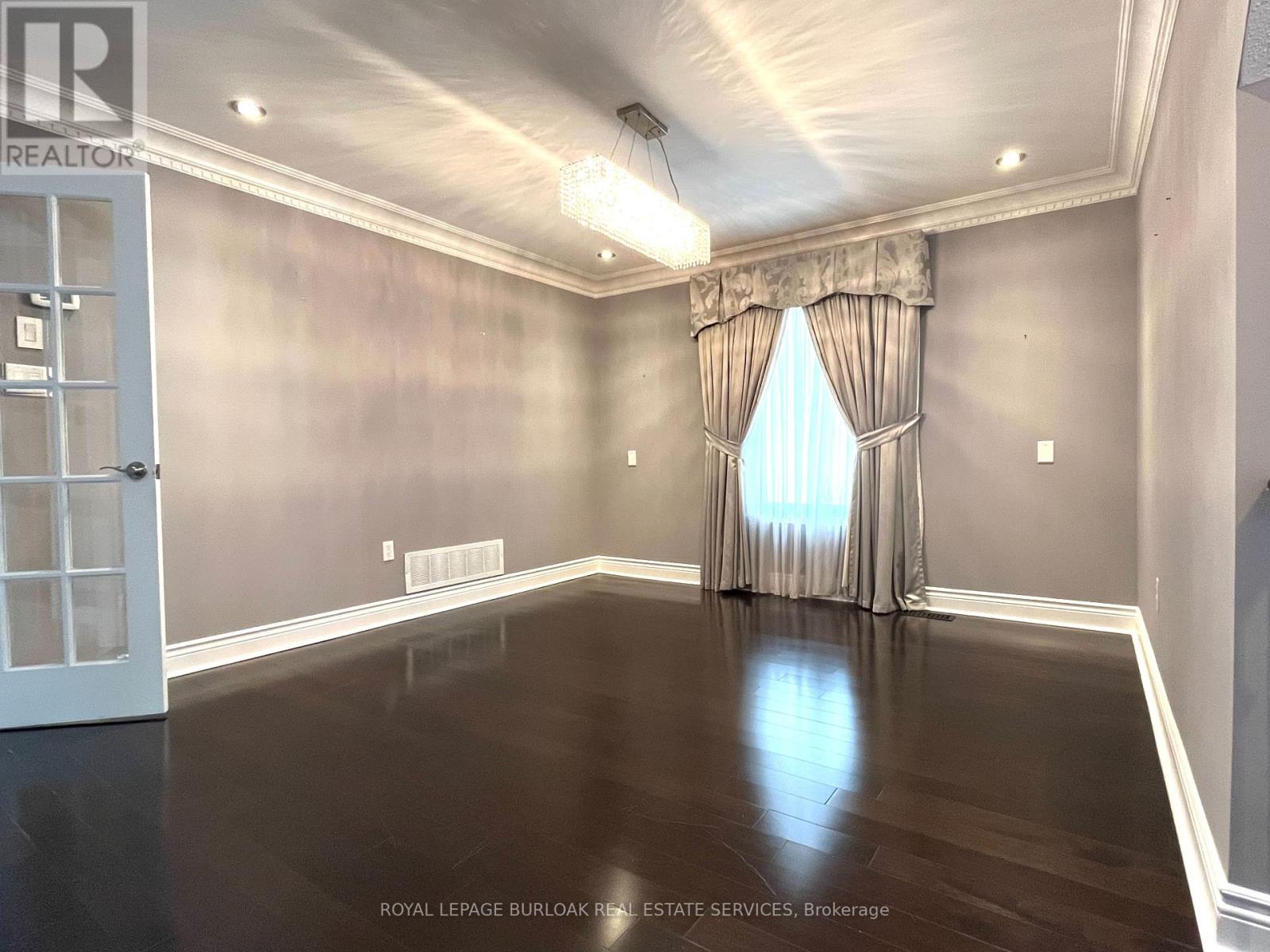 Photo 8 of 5256 Rome Crescent, Burlington ON