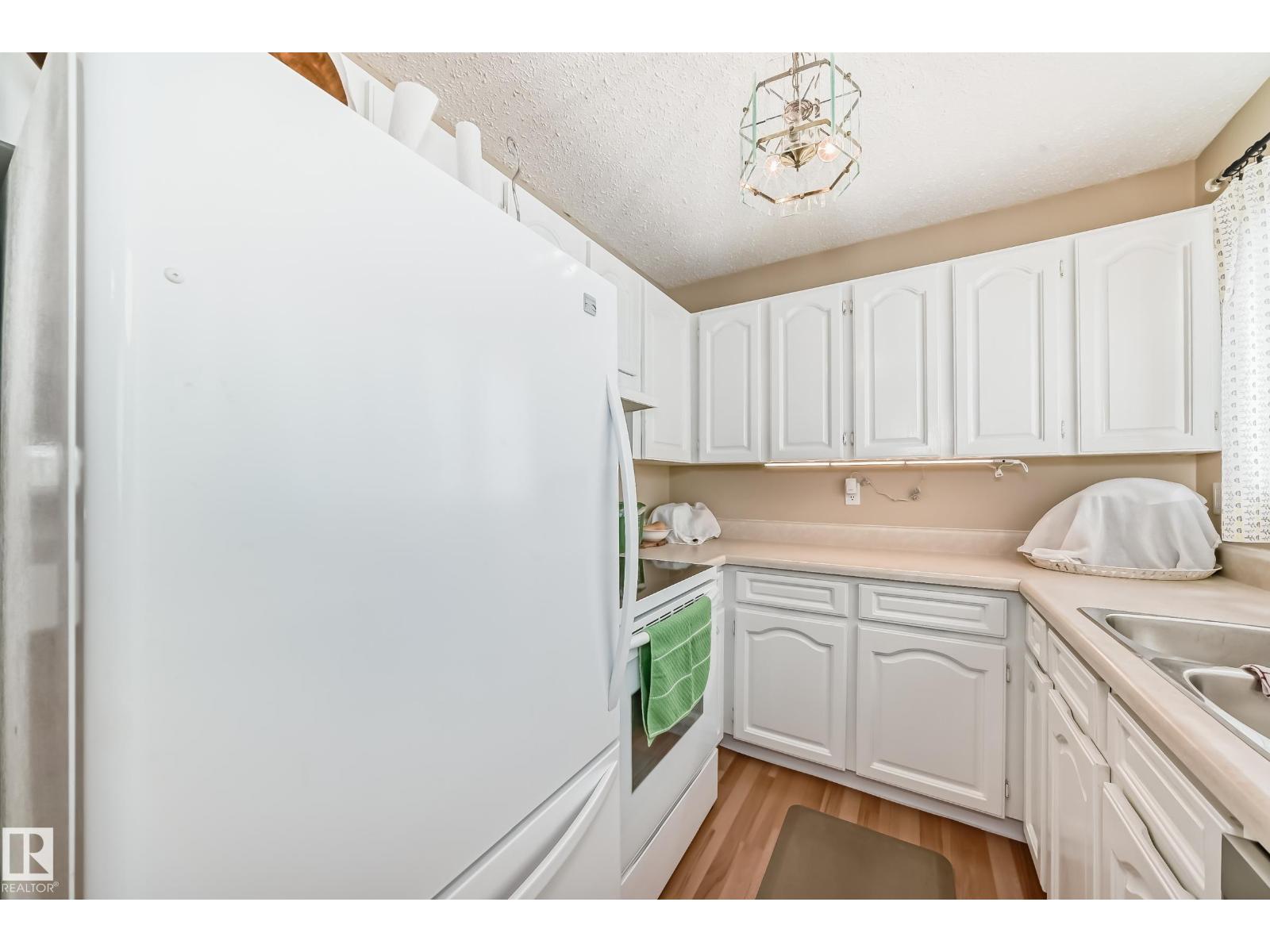 Photo 11 of 1049 Millbourne E Nw, Edmonton AB