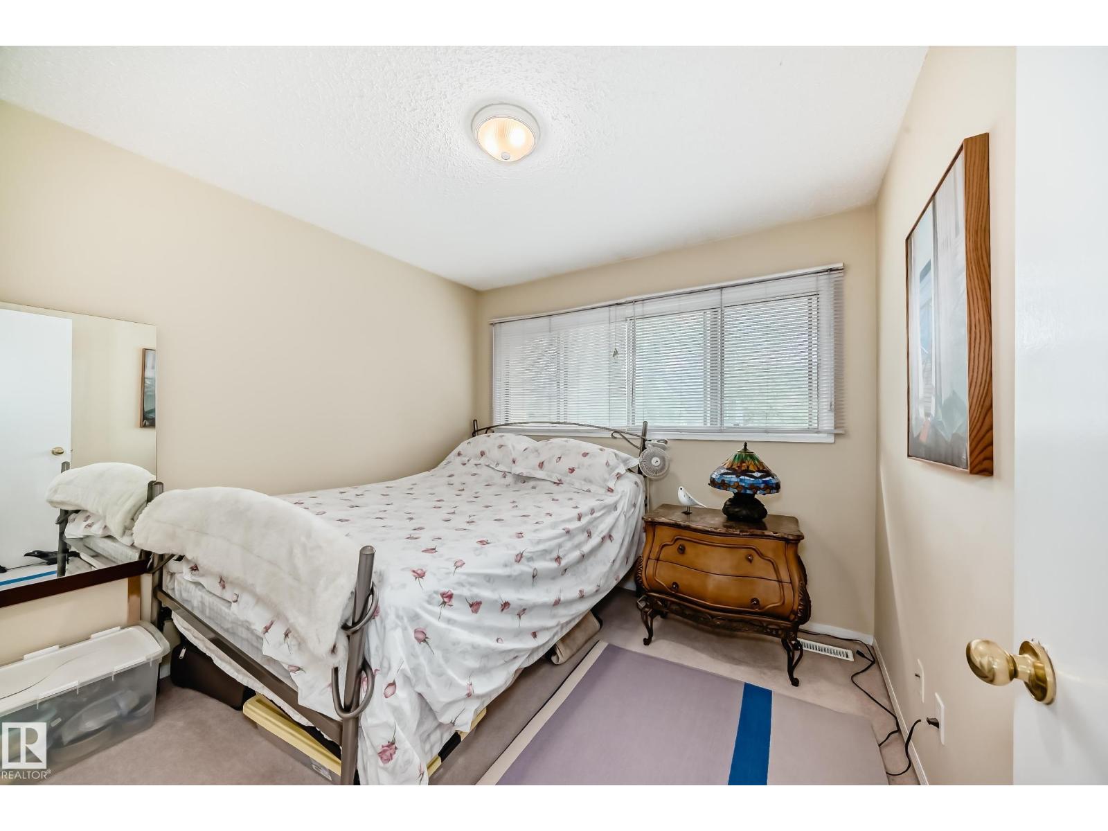 Photo 27 of 1049 Millbourne E Nw, Edmonton AB