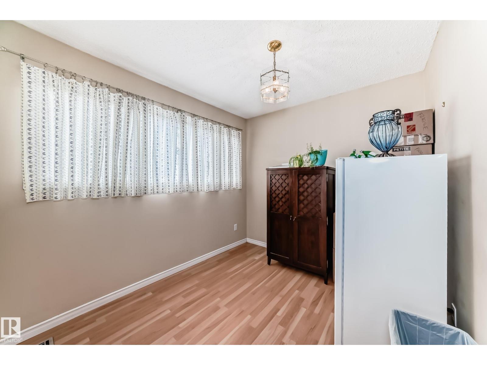 Photo 16 of 1049 Millbourne E Nw, Edmonton AB