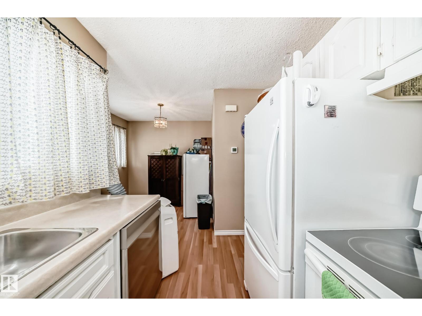 Photo 14 of 1049 Millbourne E Nw, Edmonton AB