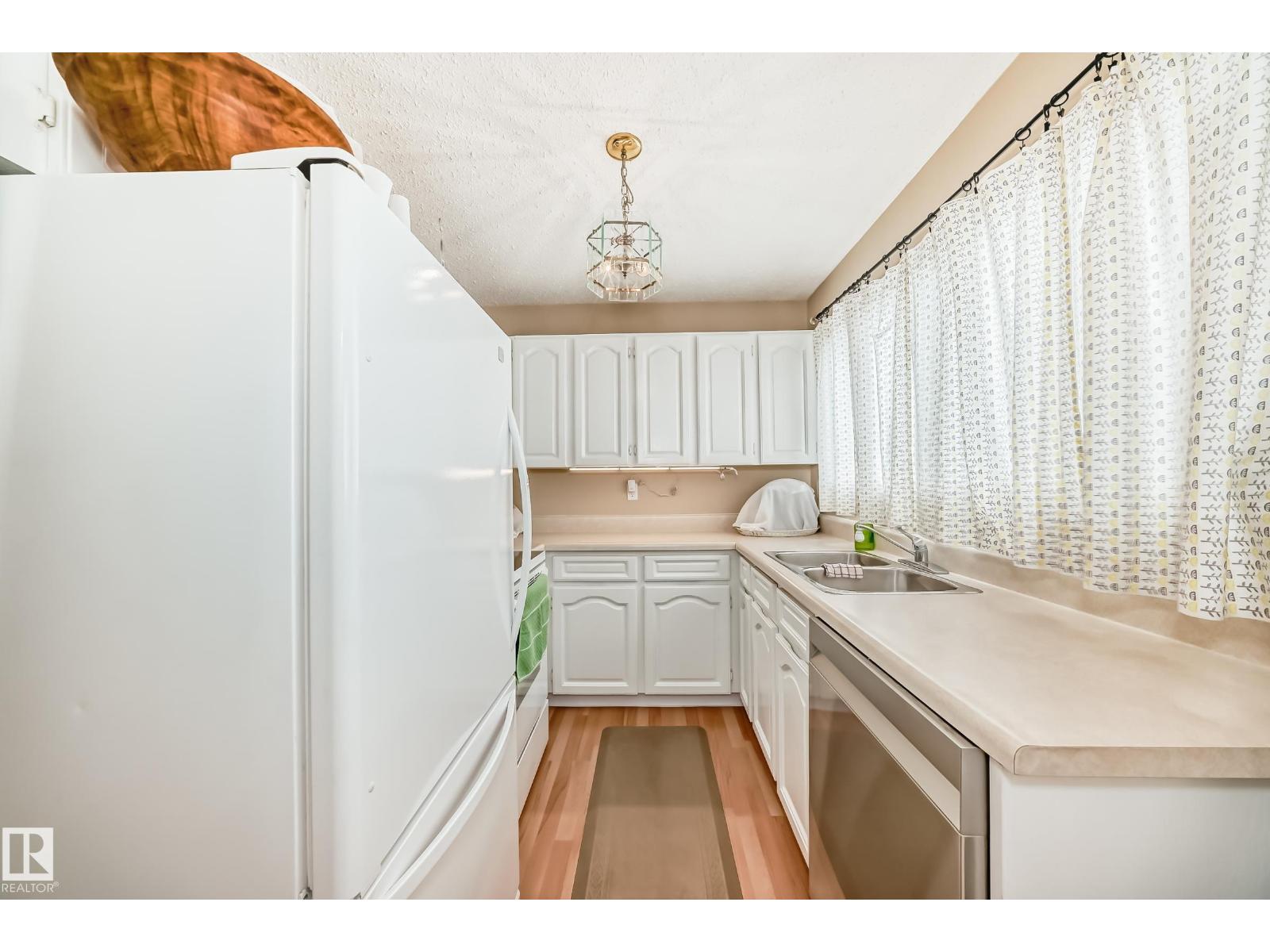 Photo 10 of 1049 Millbourne E Nw, Edmonton AB
