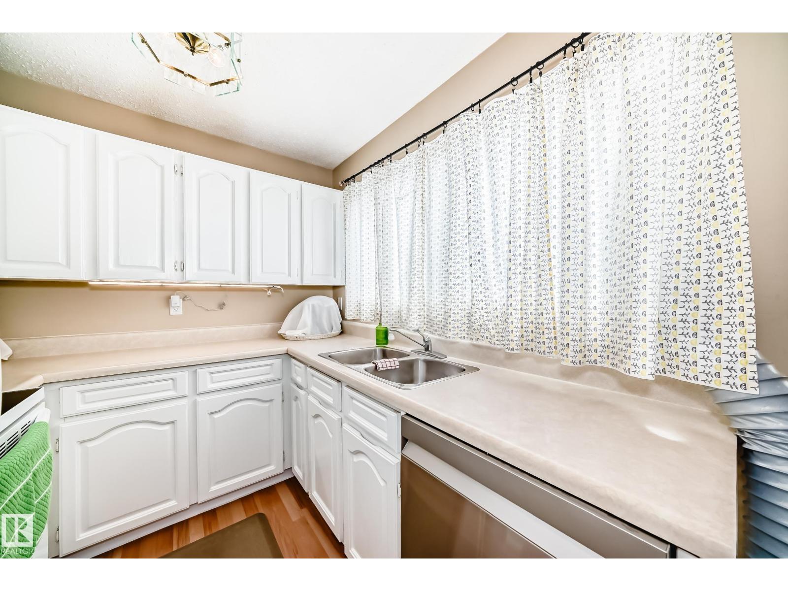 Photo 12 of 1049 Millbourne E Nw, Edmonton AB