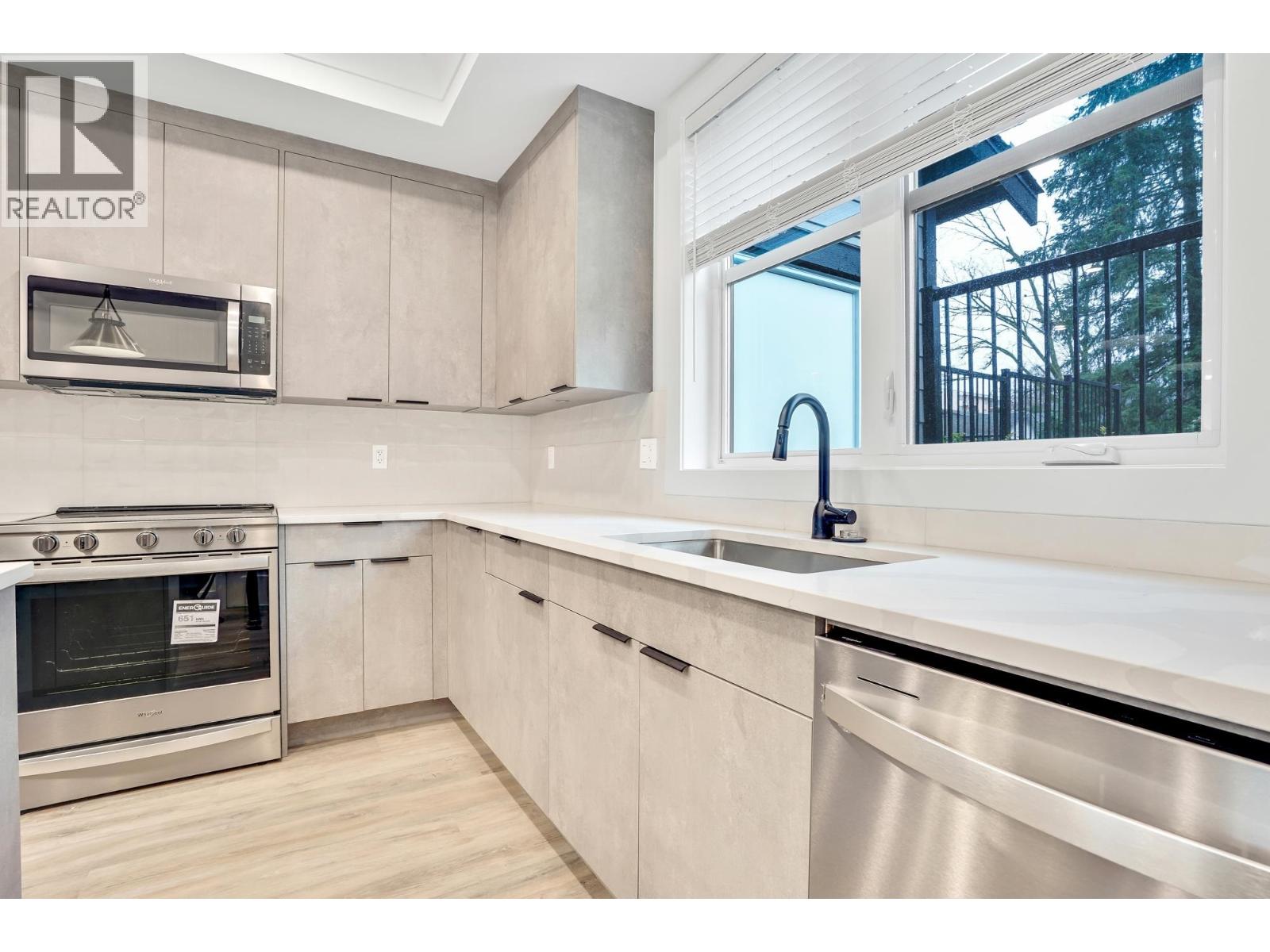 Photo 2 of 47 E Eighth Avenue, New Westminster BC