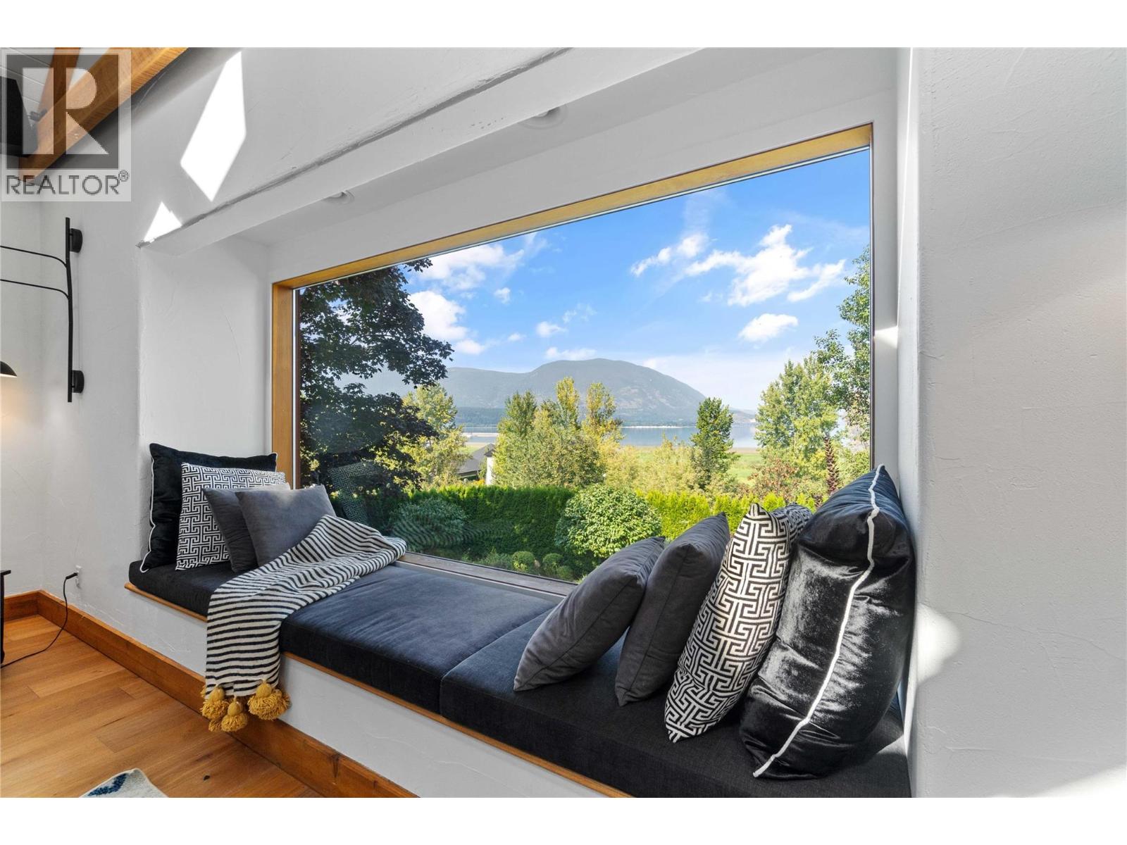  1097 9 Avenue Northeast, Salmon Arm