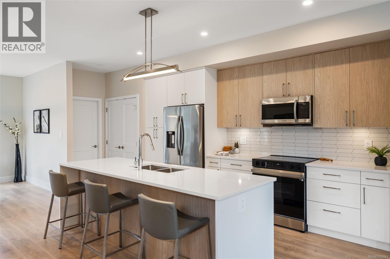 Photo 9 of 1203 Arcadiawood Crt, Langford BC