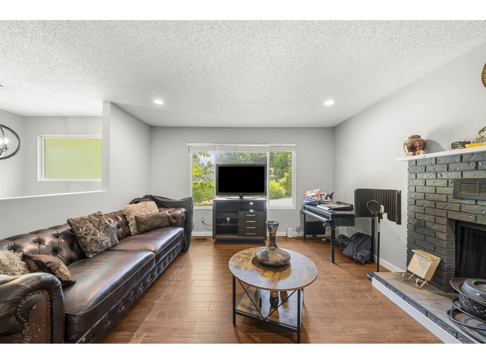 Photo 3 of 3555 Davie Street, Abbotsford BC