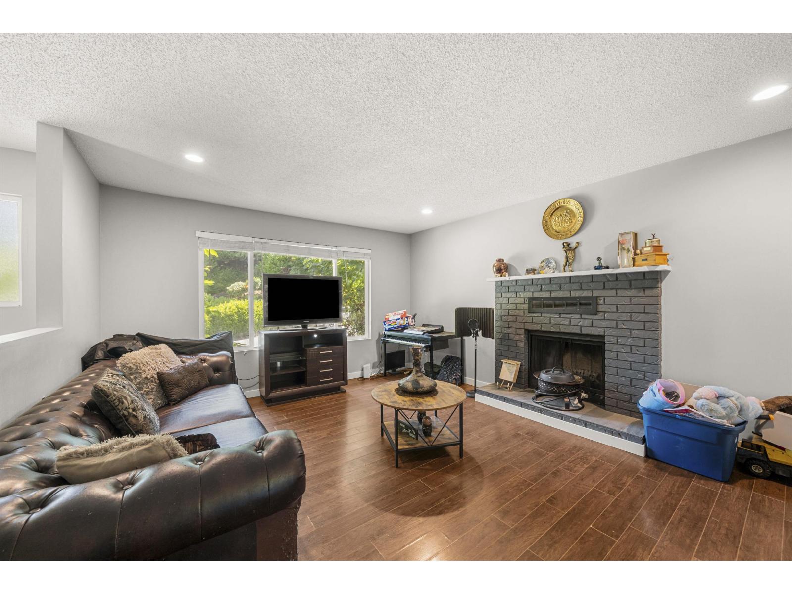 Photo 2 of 3555 Davie Street, Abbotsford BC