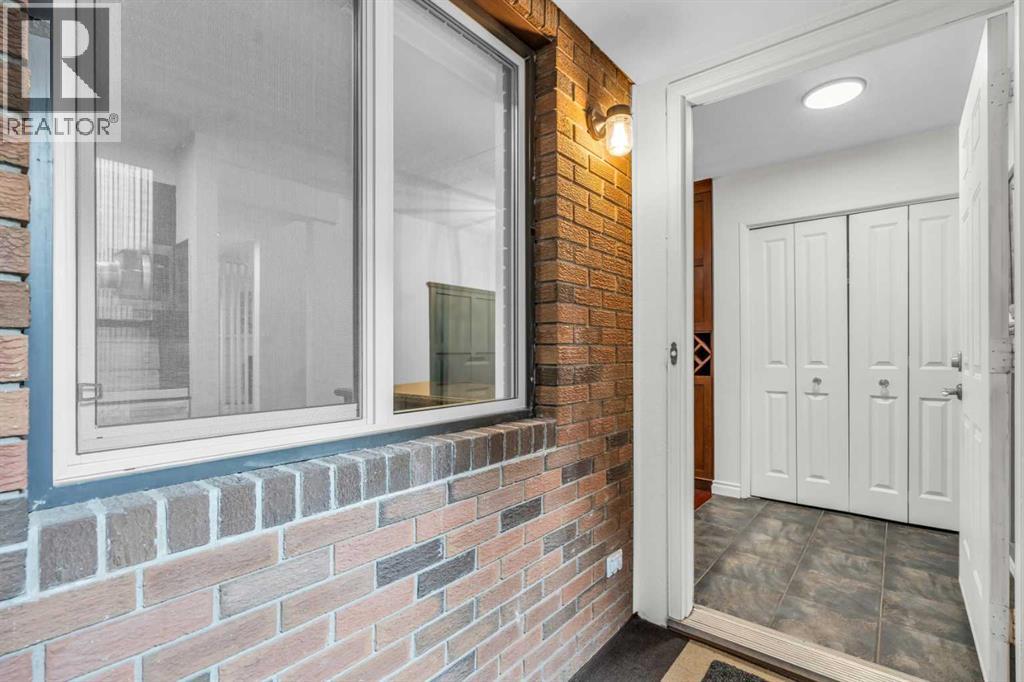 Photo 4 of 10 803 Varsity Estates Drive Nw, Calgary AB