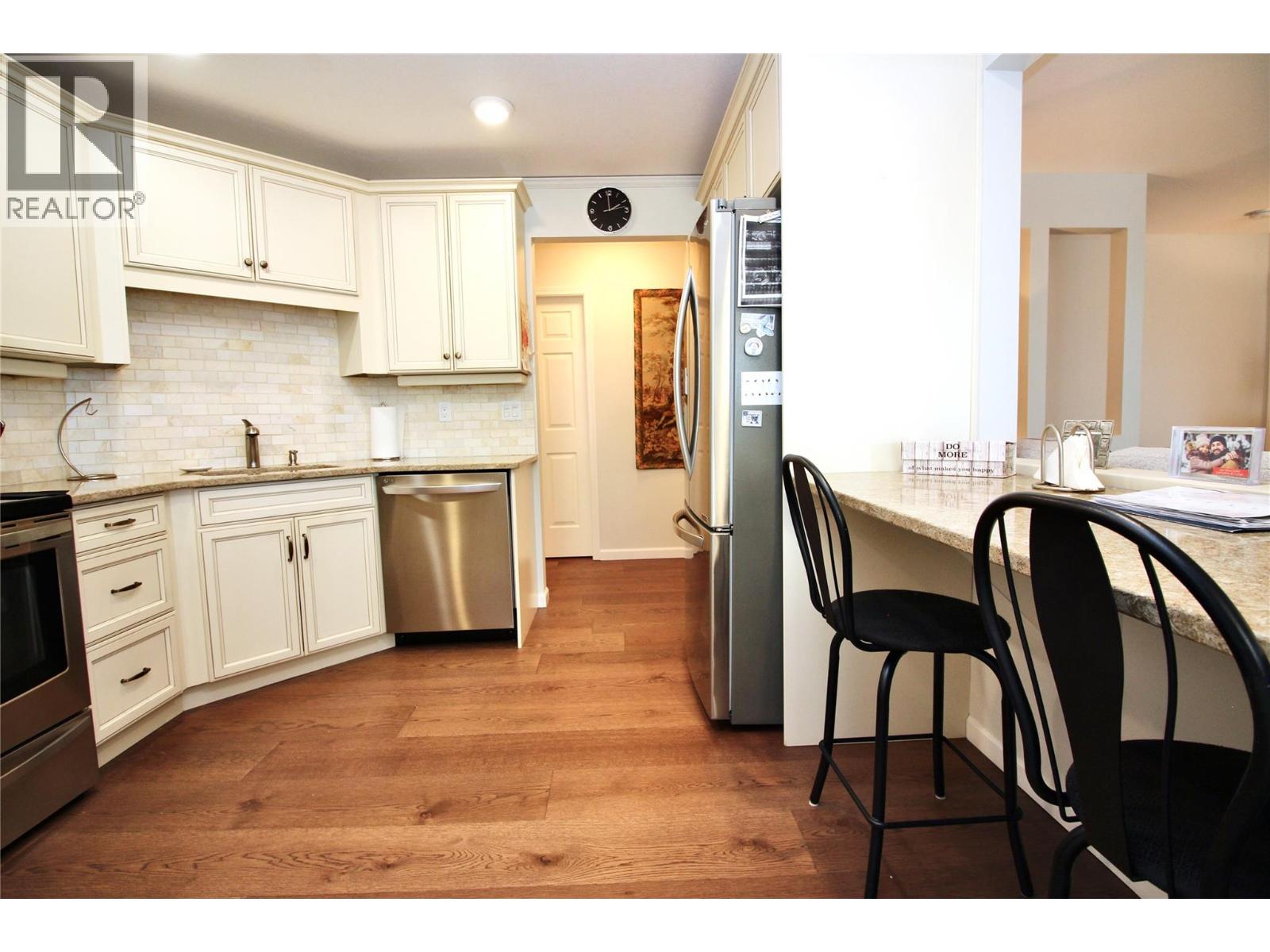 203 945 Lawrence Avenue, Kelowna