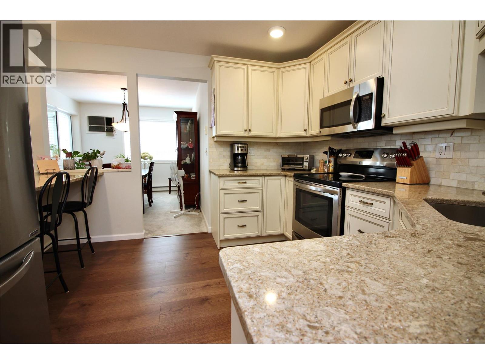 203 945 Lawrence Avenue, Kelowna