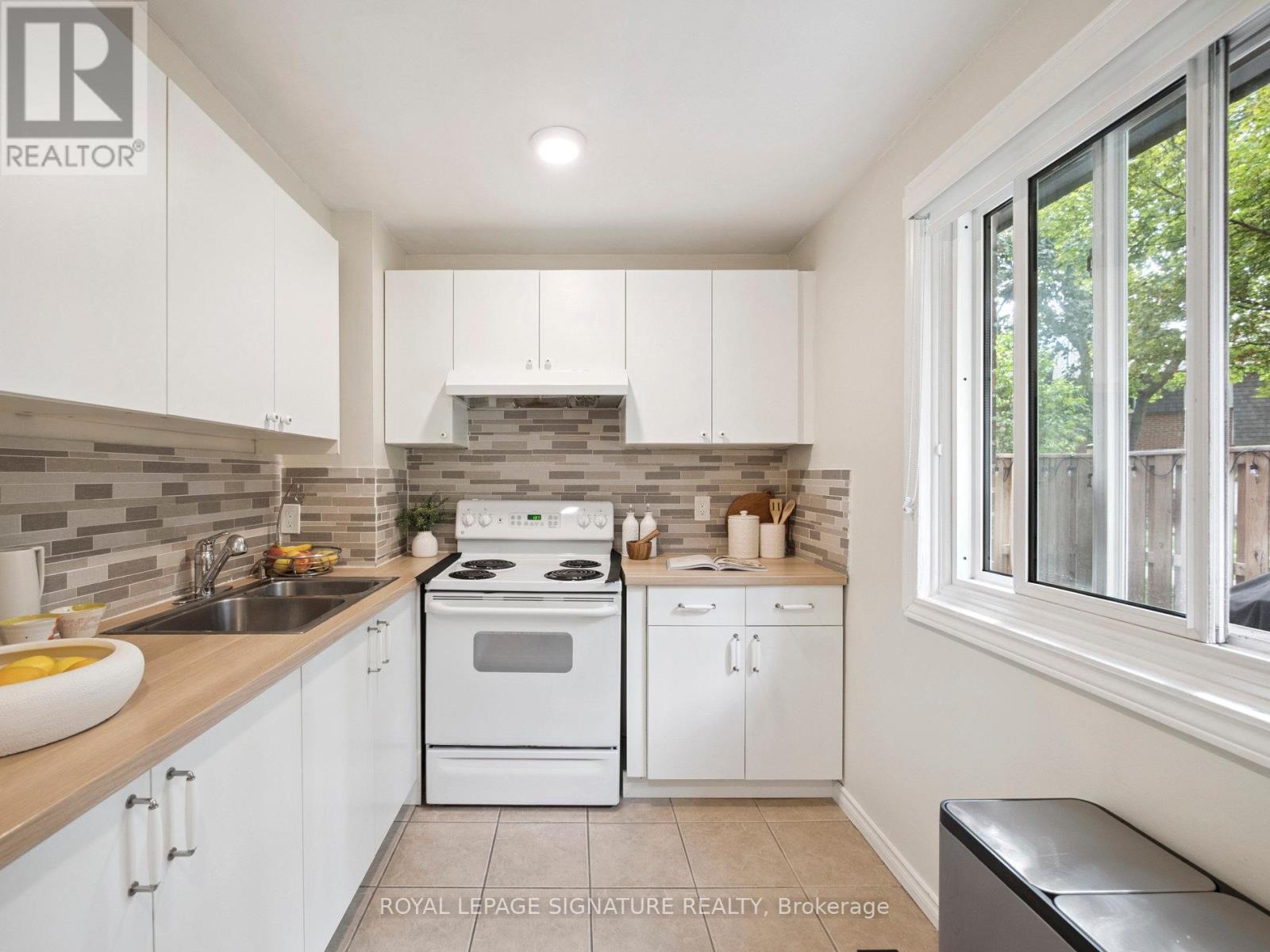 Photo 15 of 41 103 Dovedale Drive, Whitby ON