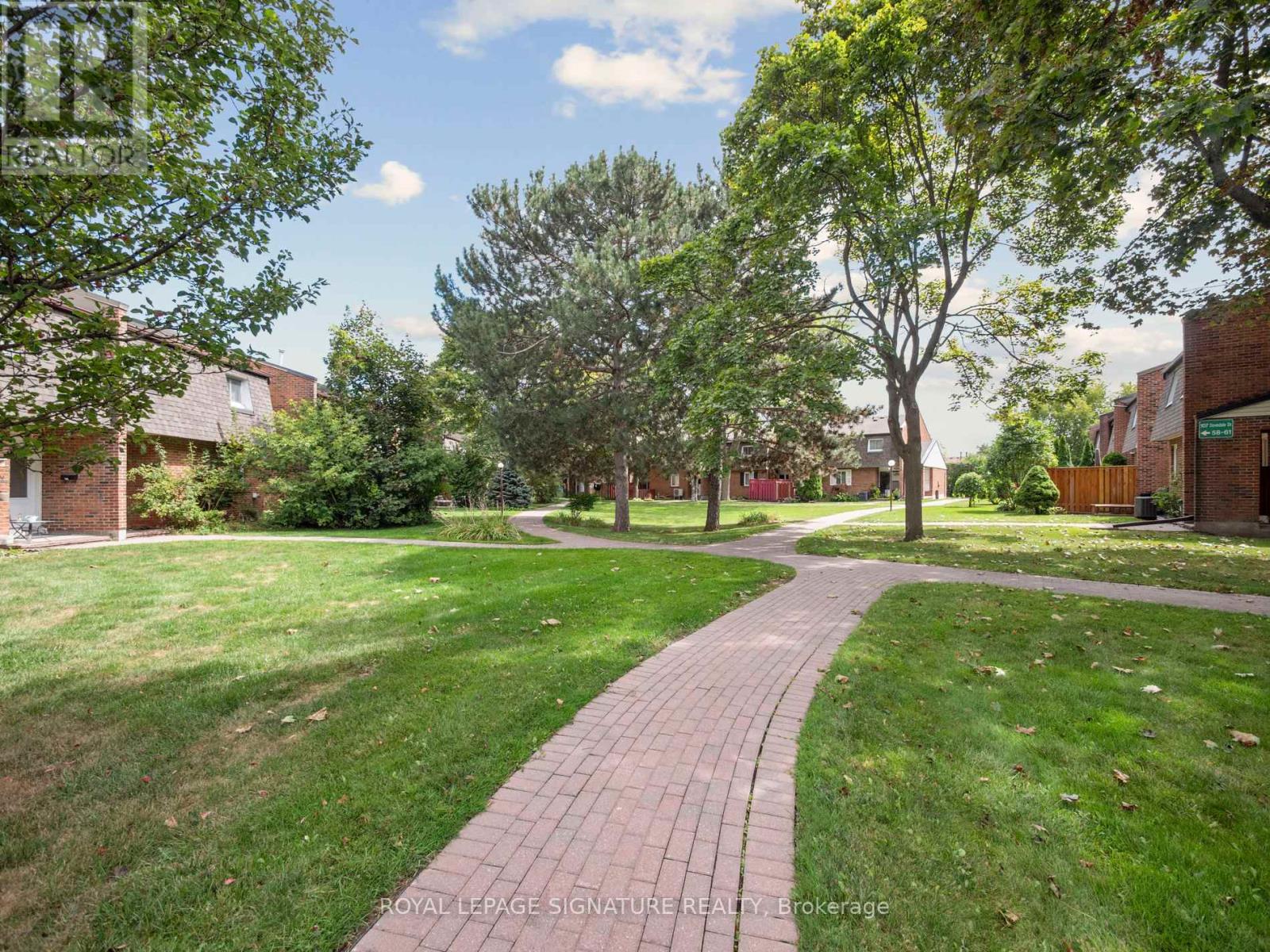 Photo 32 of 41 103 Dovedale Drive, Whitby ON