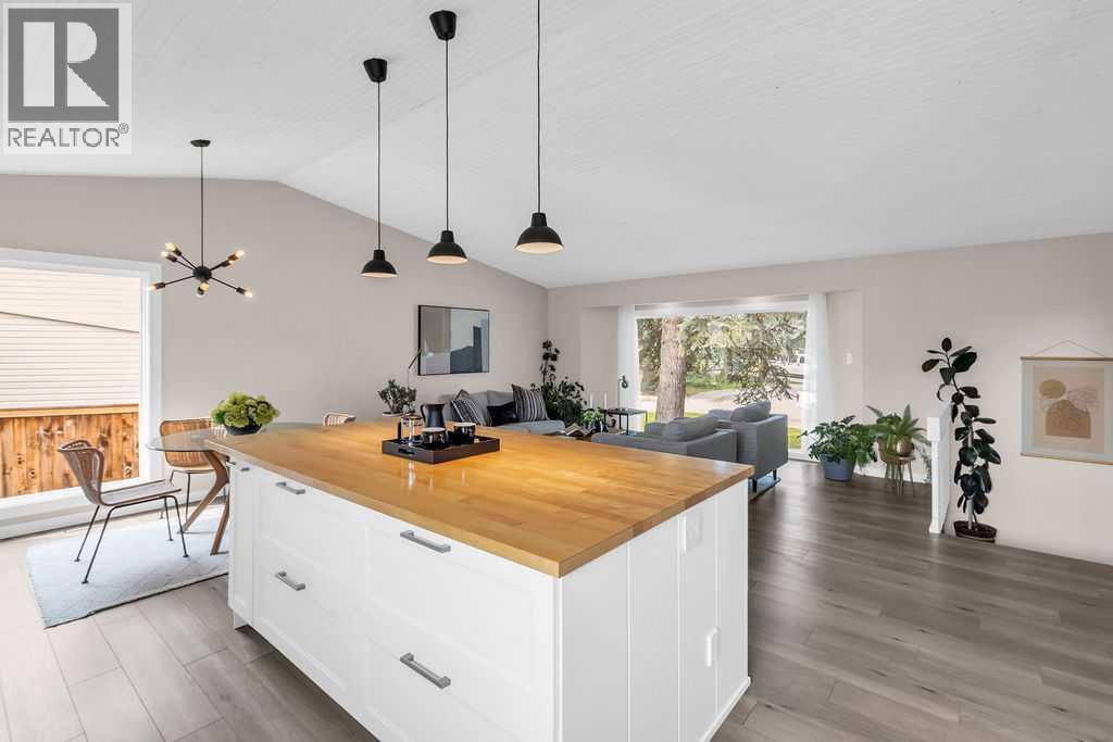 Photo 3 of 212 Cedarille Green Sw, Calgary AB