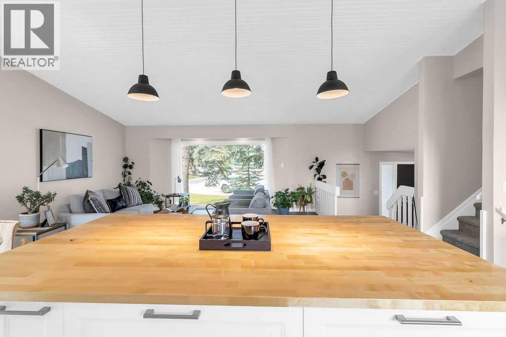 Photo 4 of 212 Cedarille Green Sw, Calgary AB