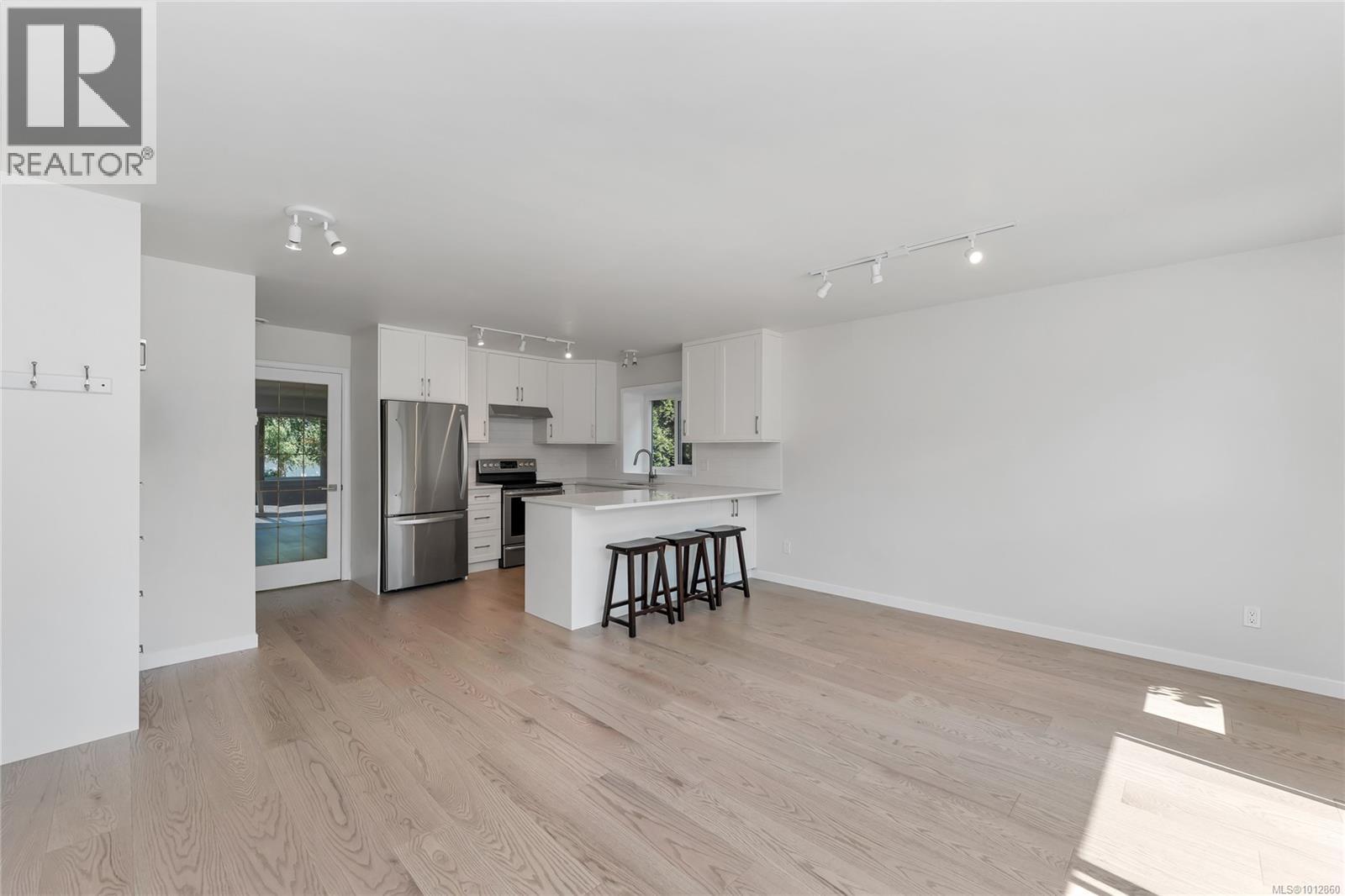 Photo 13 of 1717 Applewood Pl, Saanich BC